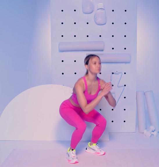 Een vrouw voert de jump-squat-oefening uit